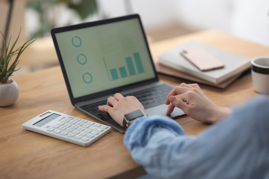 スマホを見ながら相談をしている