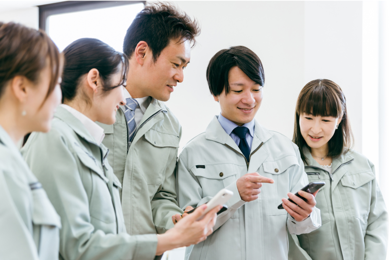 スマホを見ながら相談をしている